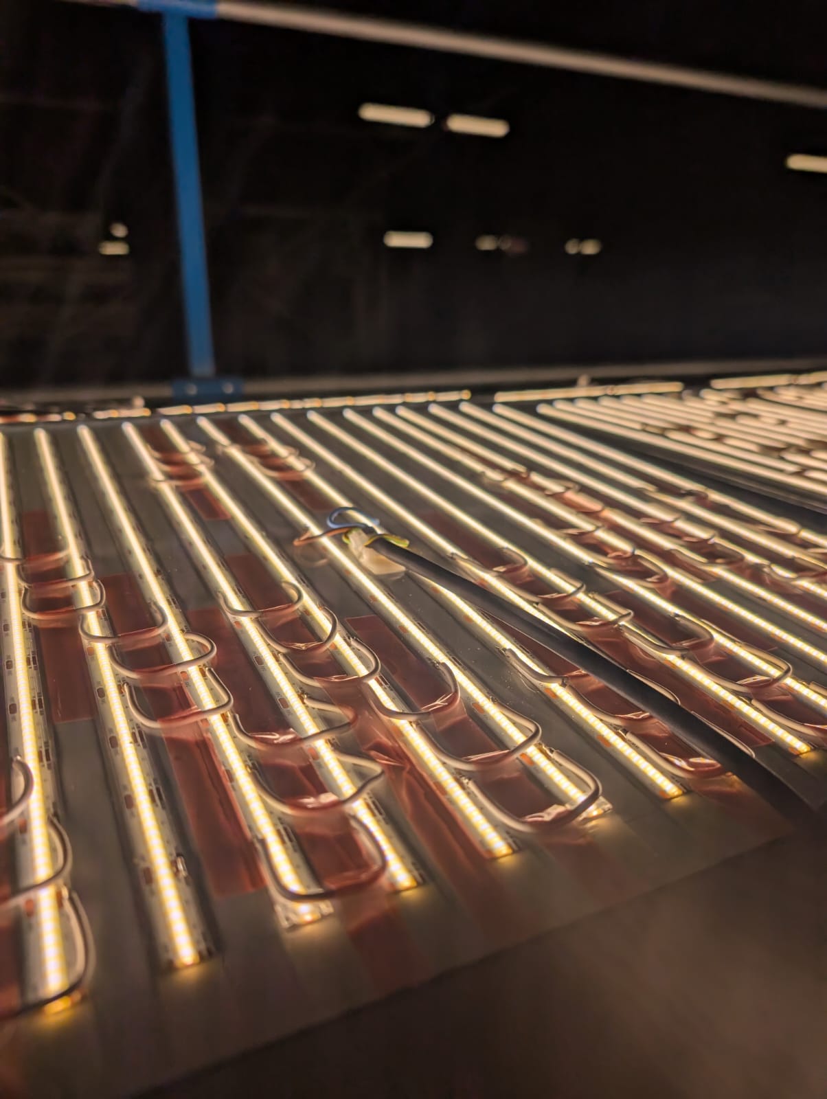 Détail d'un câblage de rubans LED sur une plaque